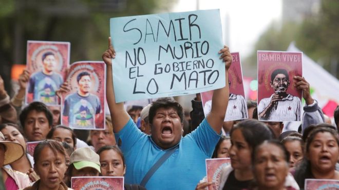 Thousands of protesters march in Mexico City on 23 February 2019, following the murder of environmental activist Samir Flores Soberanes. A man holds a placard at the protest reading, “Samir didn’t die, the government killed him”. Photo: Reuters