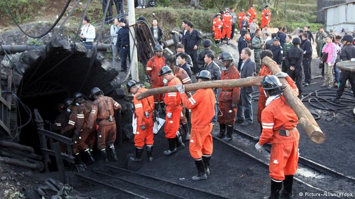 Rescuers enter a tunnel at the Lijiagou coal mine in the Shaanxi Province, China, after a roof collapsed on 12 January 2019, killing 21 miners. Photo: Alliance / DPA