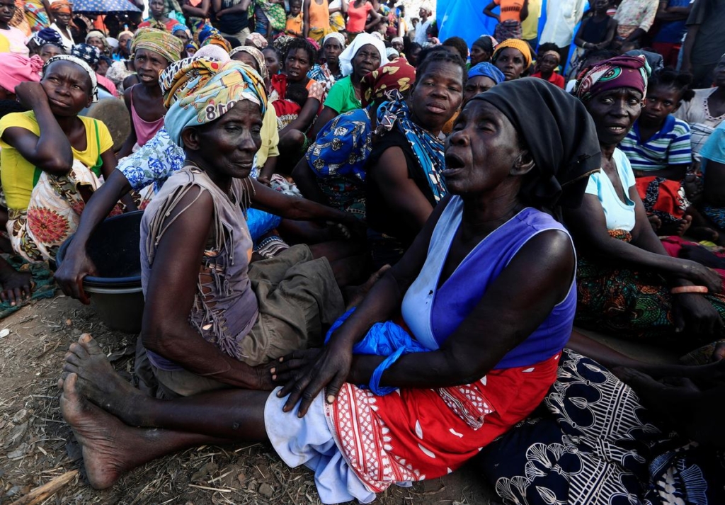 Women wait to receive aid at a camp for the people displaced in the aftermath of Cyclone Idai in John Segredo near Beira, Mozambique, 31 March 2019. Zohra Bensemra / Reuters