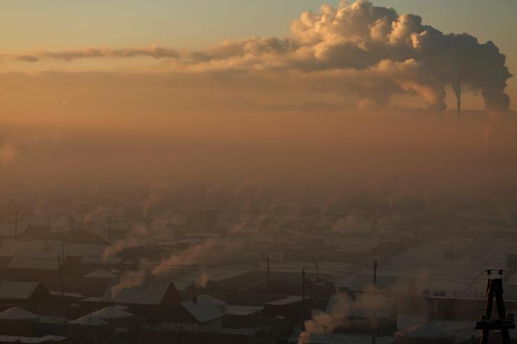 Power plant chimneys stand behind a coal burning neighborhood covered in a thick haze on the outskirts of Ulaanbaatar, Mongolia, 19 January 2017. Photo: B. Rentsendorj / REUTERS