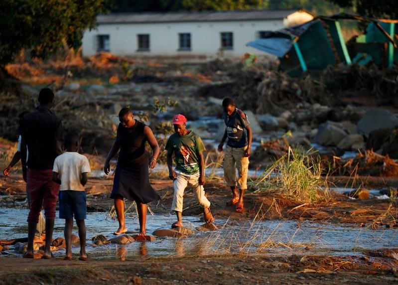 Survivors of cyclone Idai arrive at Coppa business centre to receive aid in Chipinge, Zimbabwe, 26 March 2019. Photo: Philimon Bulawayo / REUTERS