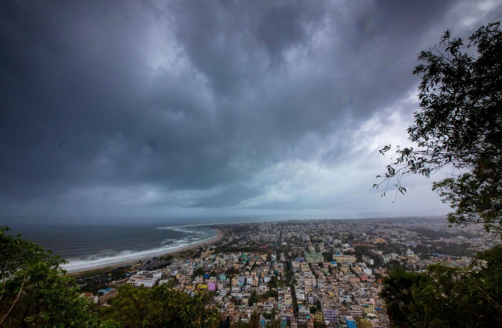 Clouds loom ahead of Cyclone Fani in Visakhapatnam, India, 1 May 2019. Photo: REUTERS