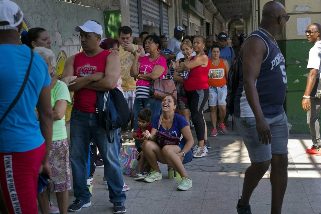 People wait in line to buy chicken at a government-run grocery store in Havana, Cuba,  17 April 2019. The Cuban government said Friday, 10 May 2019, that it will begin widespread rationing of chicken, eggs, rice, beans, soap and other basic products in the face of a grave economic crisis. Photo: Ramon Espinosa / AP Photo