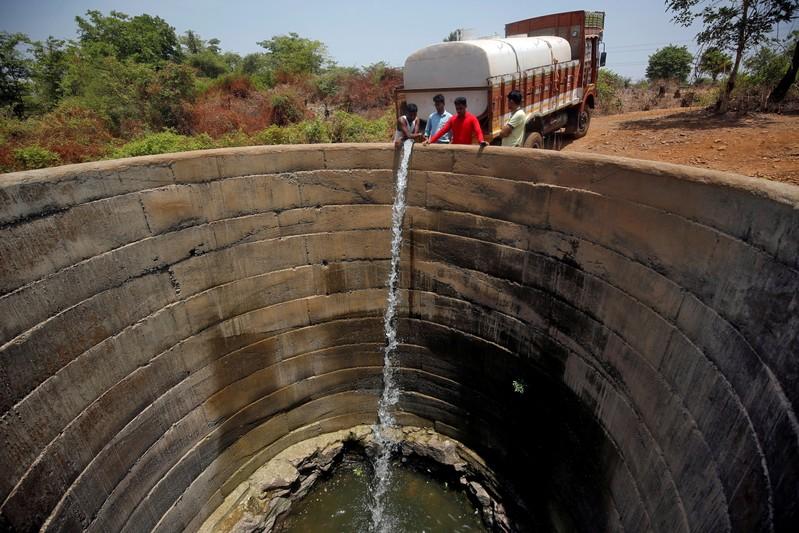 A dried-up well is refilled with water from a water tanker in Thane district in the western state of Maharashtra, India, 30 May 2019. Photo: Francis Mascarenhas / REUTERS