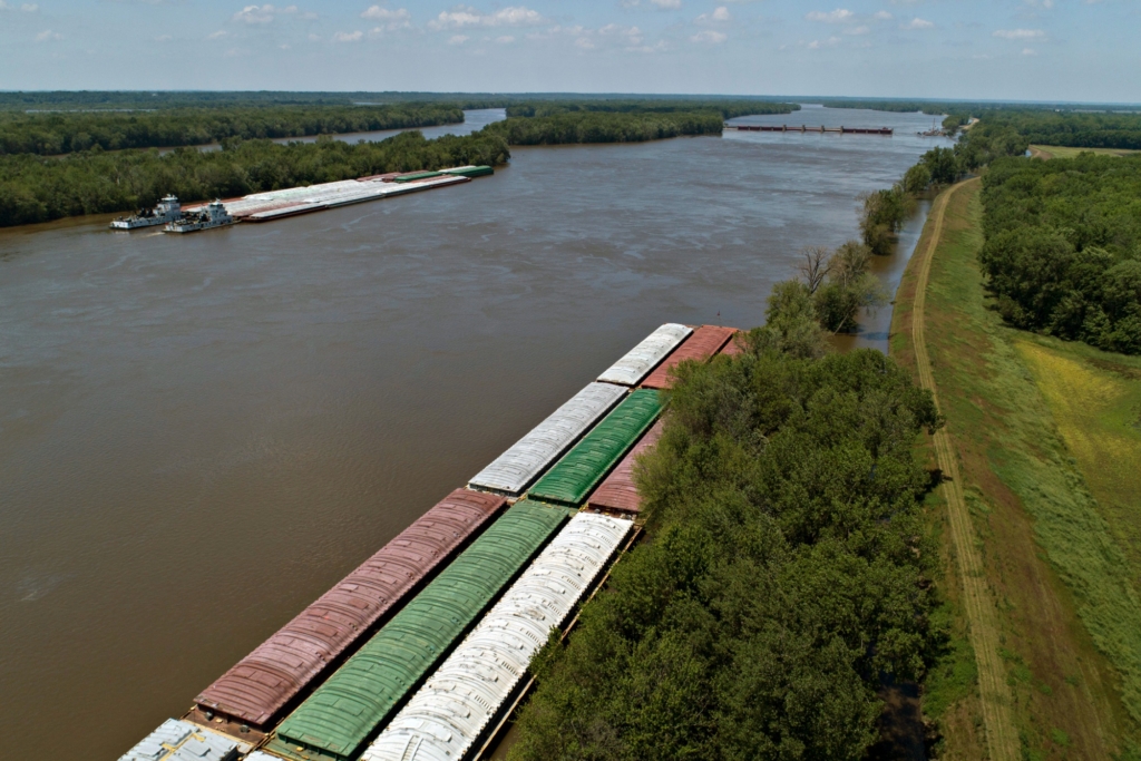 Aerial view of barges parked along the shores of the Mississippi River due to record floods, 7 June 2019. Photo: Daniel Acker / Bloomberg