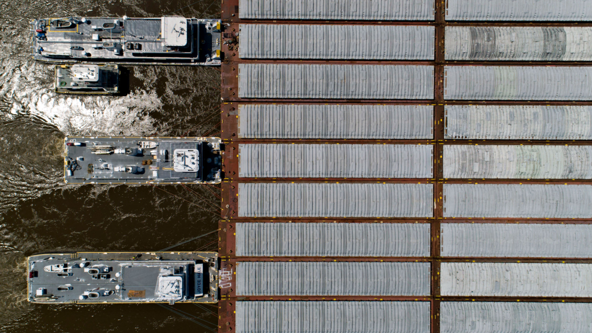 Tug boats idle along the shores of the Mississippi River as they wait to push barges north, on 7 June 2019. Photo: Daniel Acker / Bloomberg