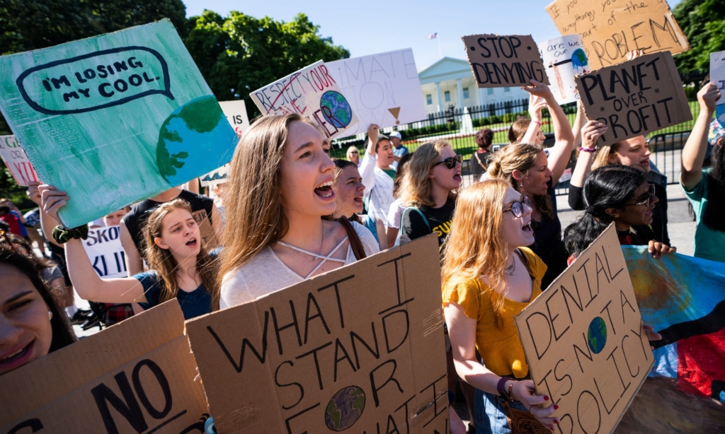 Protesters participate in a global climate strike outside the White House in Washington D.C. on 24 May 2019. Photo: Jim Lo Scalzo / EPA