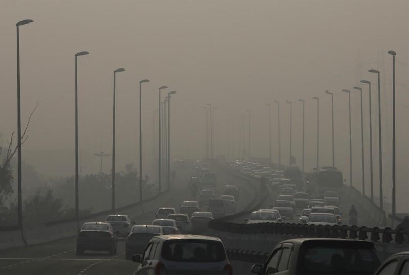 Vehicles drive through the smog in New Delhi, India, 7 January 2019. Anushree Fadnavis / REUTERS