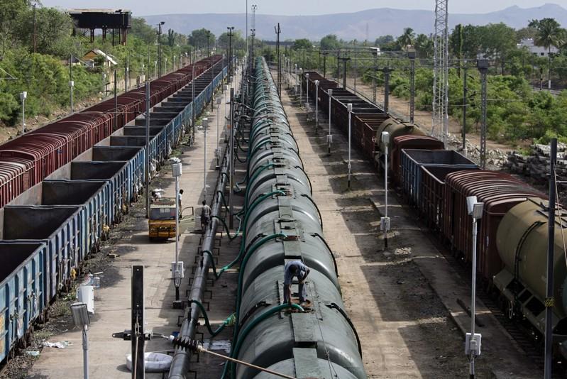 A worker fills a tanker train with water, which will be transported and supplied to drought-hit city of Chennai, at Jolarpettai railway station in the southern state of Tamil Nadu, India, 11 July 2019. Photo: P. Ravikumar / REUTERS
