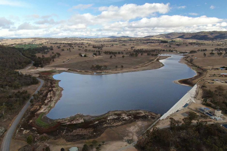 Aerial photo of Tenterfield Dam in New South Wales, Australia, 2019. Tenterfield Dam is two-thirds empty, and locals have had to severely cut back their water use. Photo: Mark Leonardi / ABC News