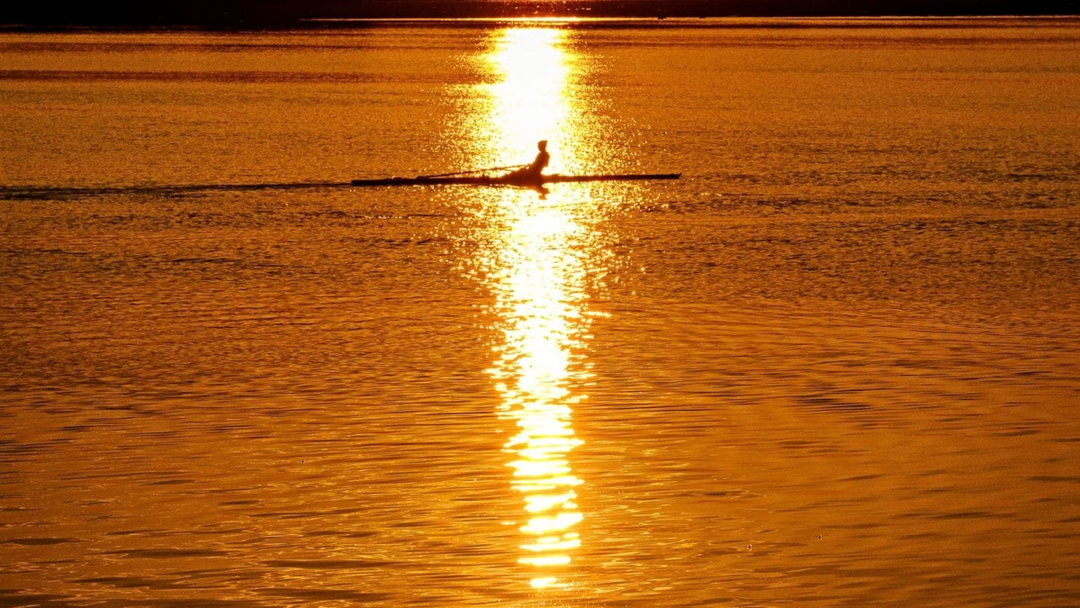 An early morning rower glides through the glare of the rising sun on the Potomac River on Saturday, 20 July 2019. The Potomac River, which flows through the U.S. capital Washington, D.C., hit a record high temperature of 94 degrees Fahrenheit (34 degrees Celsius) over the weekend following a major heat wave. Photo: J. David Ake / AP