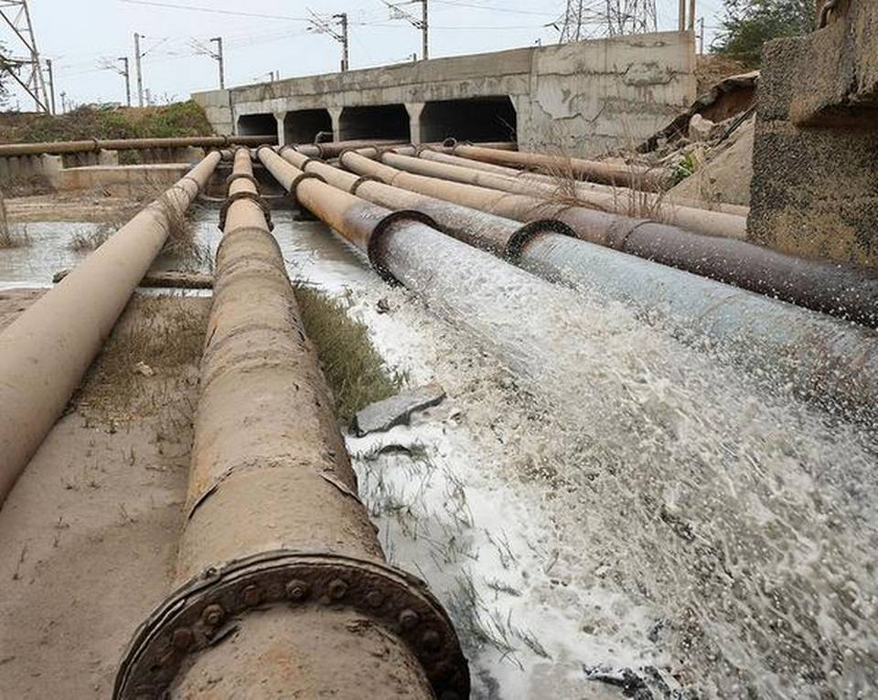 Fly ash sludge gushes out of a pipeline into the Ennore Creek in Ennore, Chennai, on 20 June 2019. Photo: B. Jothi Ramalinga / The Hindu