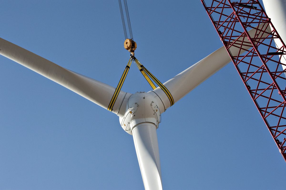 A crane hoists wind turbine blades. Photo: Daniel Acker / Bloomberg