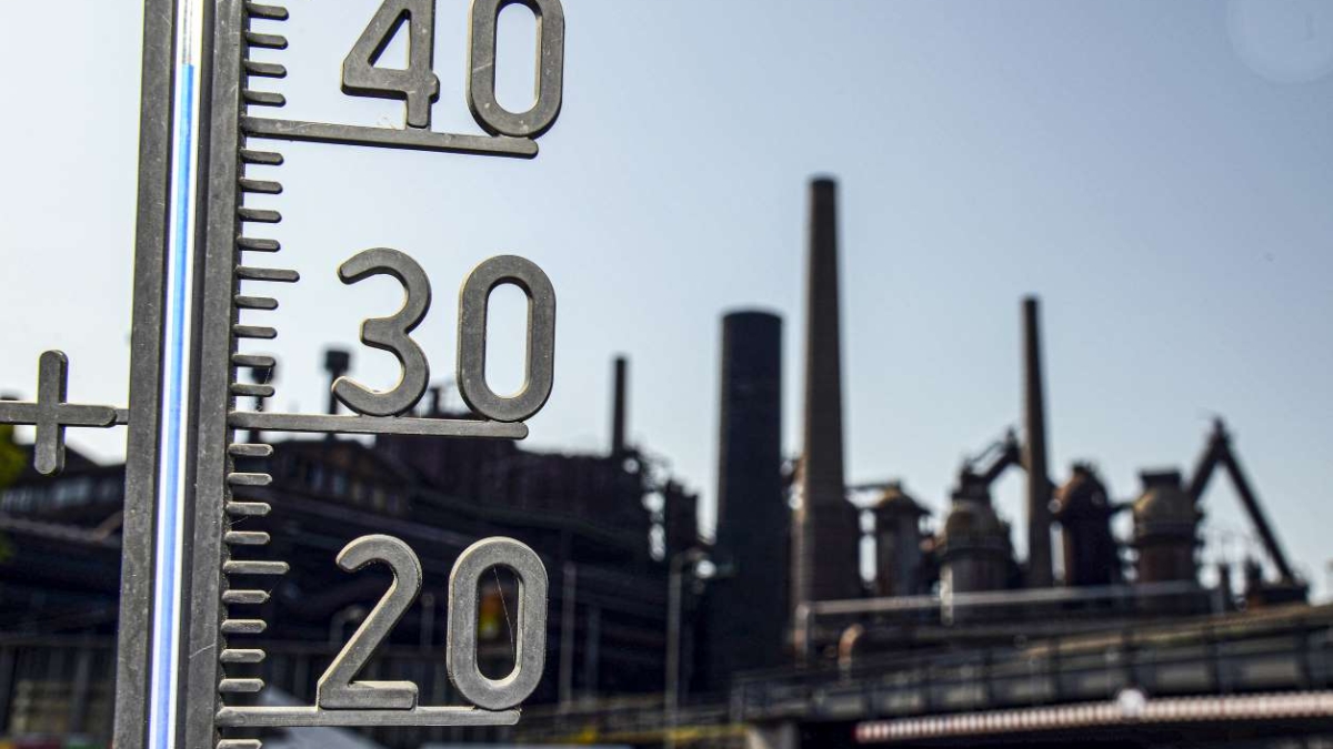 A thermometer show the temperature of over 40 degrees at the Volklingen Ironworks in Volklingen, Germany on 24 July 2019. Photo: Harald Tittel / AFP / Getty Images