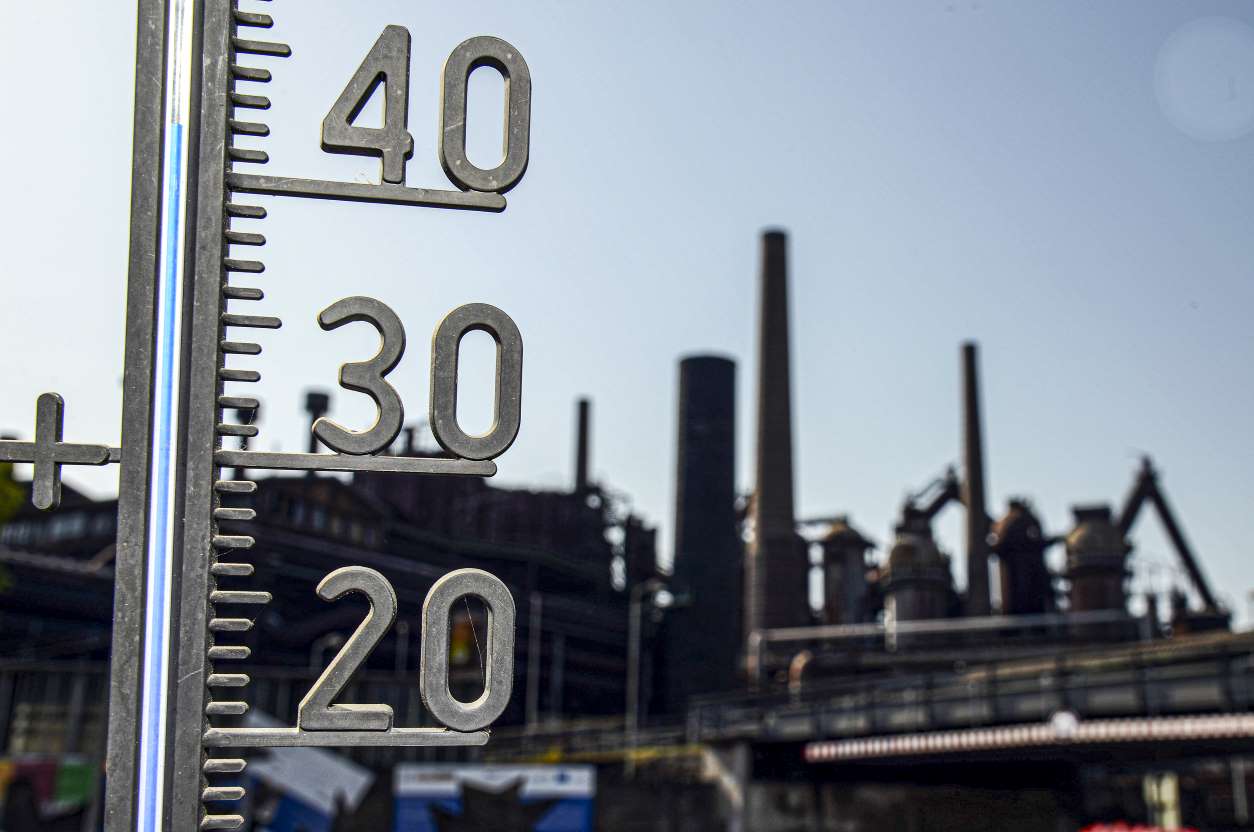 A thermometer show the temperature of over 40 degrees at the Volklingen Ironworks in Volklingen, Germany on 24 July 2019. Photo: Harald Tittel / AFP / Getty Images