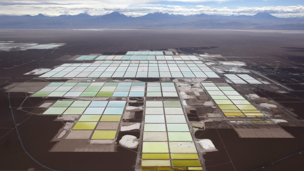 Aerial view of brine pools at the SQM lithium mine on the Atacama salt flat in the Atacama desert of northern Chile, 10 January 2013. Photo: Ivan Alvarado / Reuters