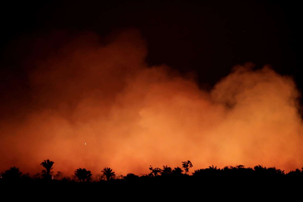 Smoke billows at night during a fire in an area of the Amazon rain forest near Humaita, Amazonas State, Brazil, on 17 August 2019. Photo: Ueslei Marcelino / Reuters