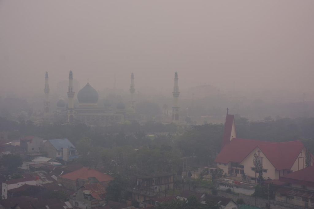 A mosque and a church are pictured as smog covers the city due to the forest fire in Pekanbaru, Riau province, Indonesia, 10 September 2019. Photo: FB Anggoro / Antara Foto / REUTERS