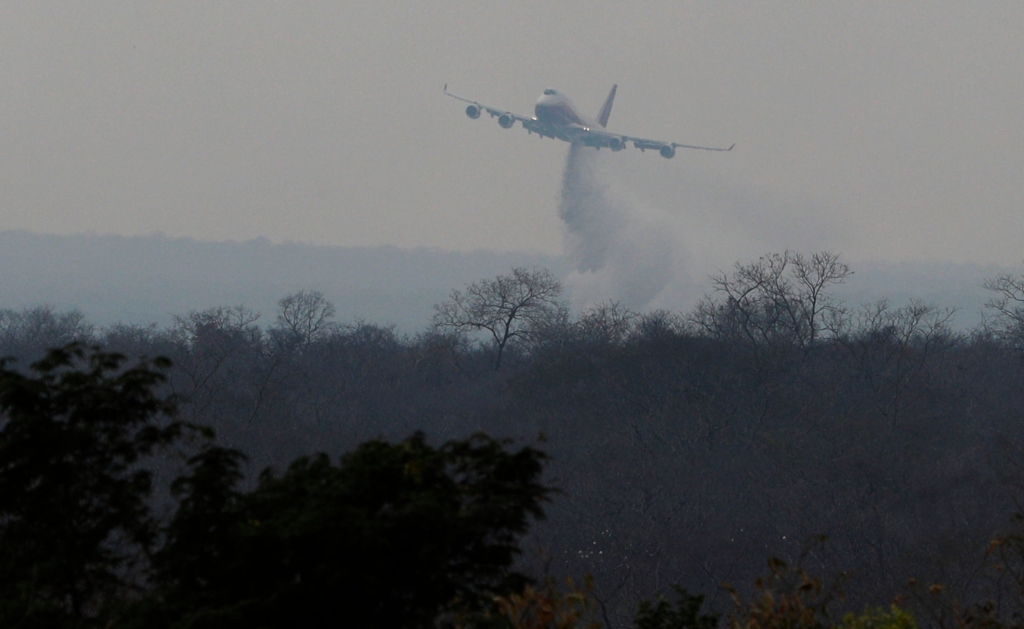 An airplane drops fire retardant on a wildfire in the Chiquitania forest in eastern Bolivia in August 2019. Photo: Juan Karita / Associated Press