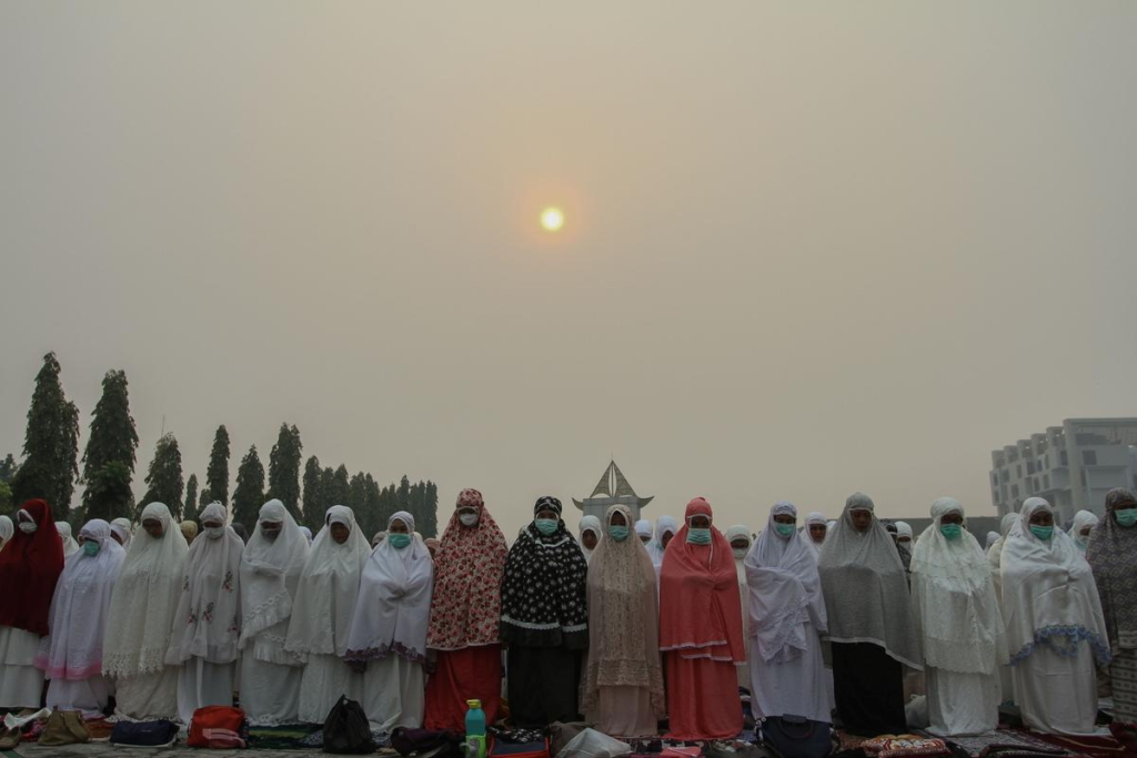 Indonesian Muslim women pray for rain during a long drought season and haze in Pekanbaru, Riau province, Indonesia, 11 September 2019. Photo: Rony Muharrman Antara Foto / REUTERS