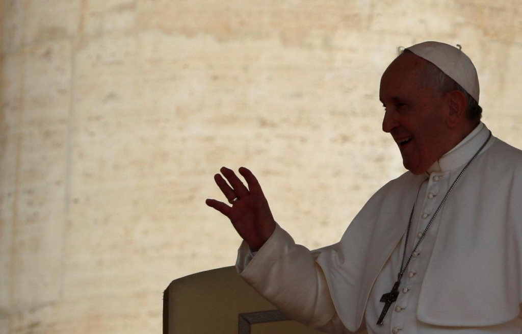 Pope Francis greets the faithful as he arrives for the weekly general audience at the Vatican, 28 August 2019. Photo: Remo Casilli / REUTERS