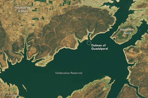 Satellite view of the Valdecañas Reservoir in Spain, on 24 July 2013 and 25 July 2019. The record heatwave and extreme drought of 2019 revealed the lost “Spanish Stonehenge”, the Dolmen of Guadalperal. Photo: Lauren Dauphin / NASA Earth Observatory
