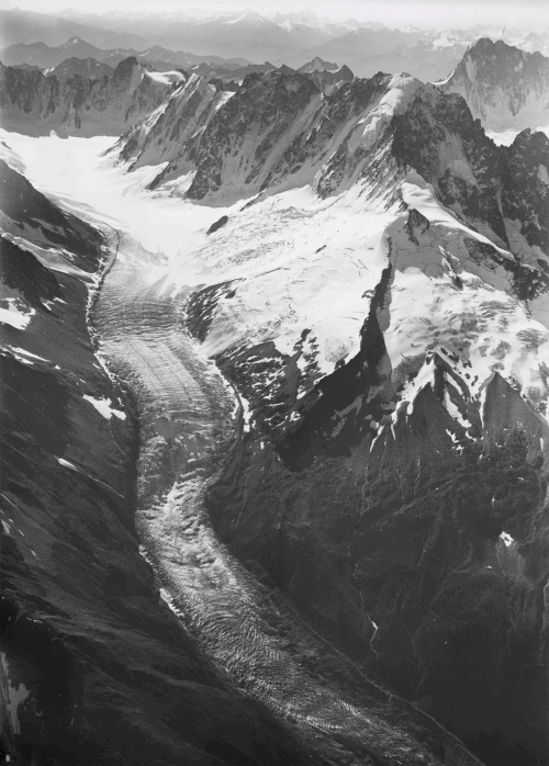 Aerial view of Argentière glacier on Mont Blanc in 1919 and 2019. Photo: Walter Mittelholzer / Kieran Baxter