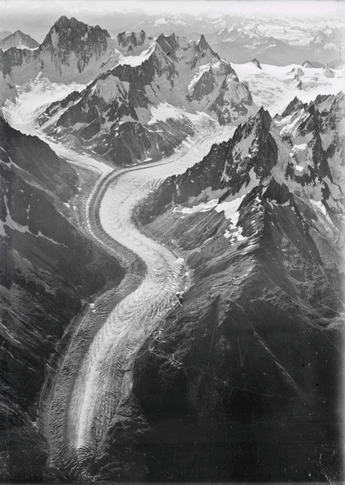 Aerial view of the Mer de Glace on Mont Blanc in 1919 and 2019. Photo: Walter Mittelholzer / Kieran Baxter