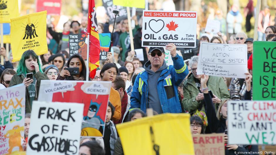 Climate change activists and oil industry supporters gather side-by-side at the Alberta Legislature Building, 18 October 2019. Photo: D. Chidley / Picture Alliance