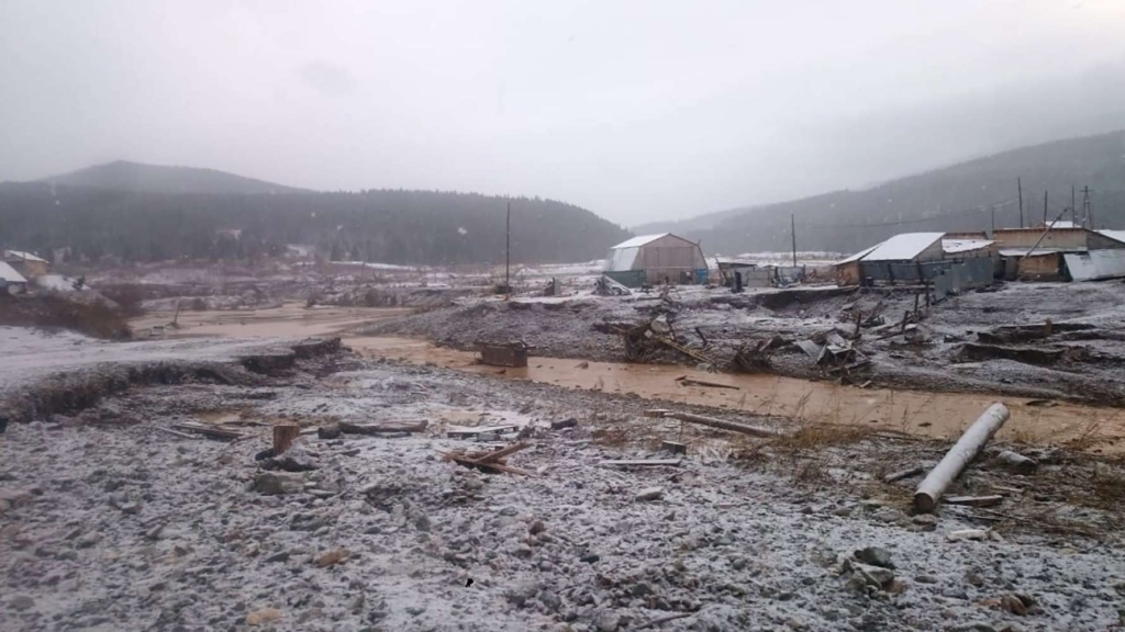An illegal gold mining facility on the Seyba River, 255 kilometers south of Krasnoyarsk city, Siberia, that was destroyed by flooding from a dam burst on 19 October 2019. Photo: Ministry of Emergency Situations / Bloomberg