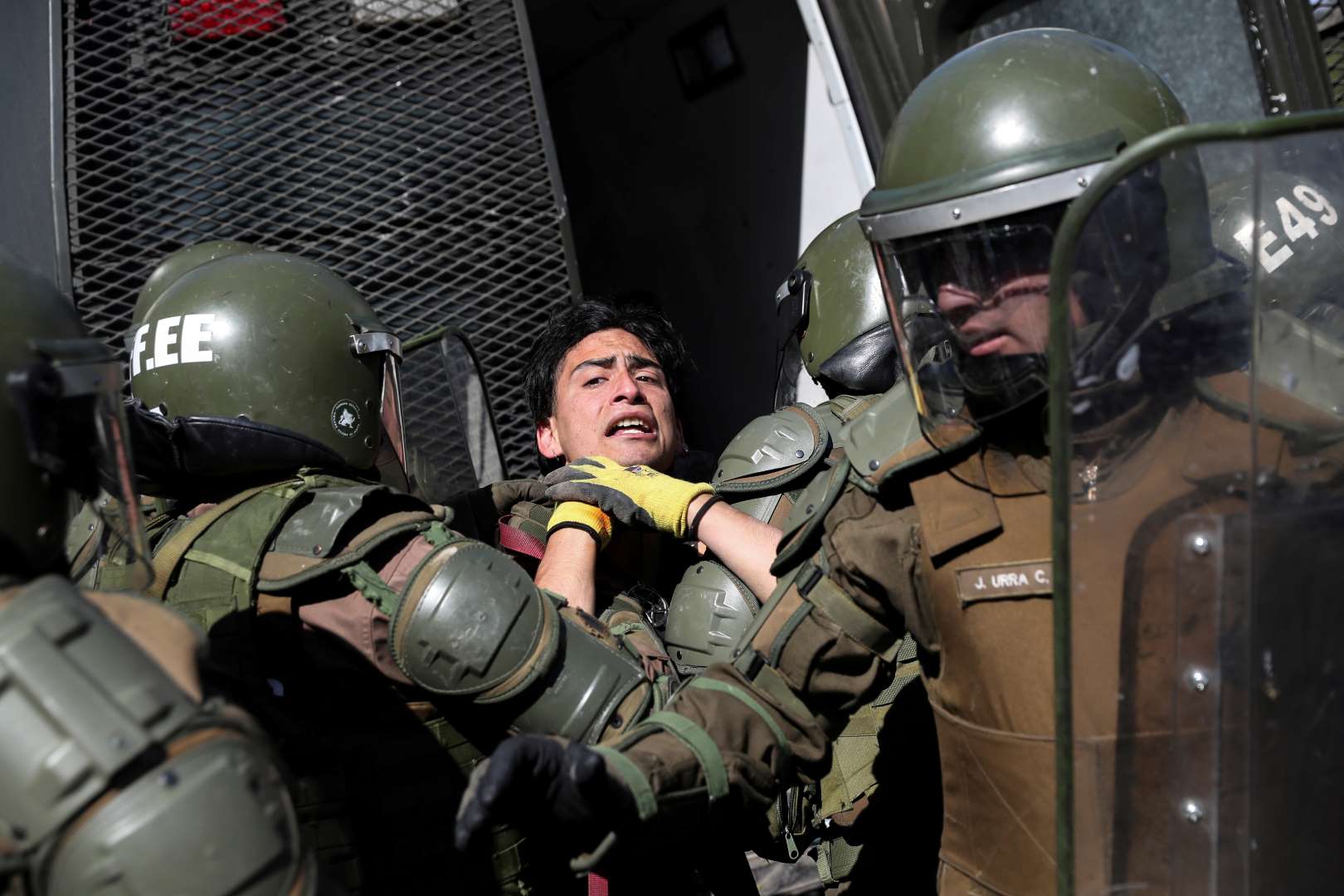 Members of security forces detain a demonstrator during an anti-government protest in Santiago, Chile. Photo: Edgard Garrido / REUTERS