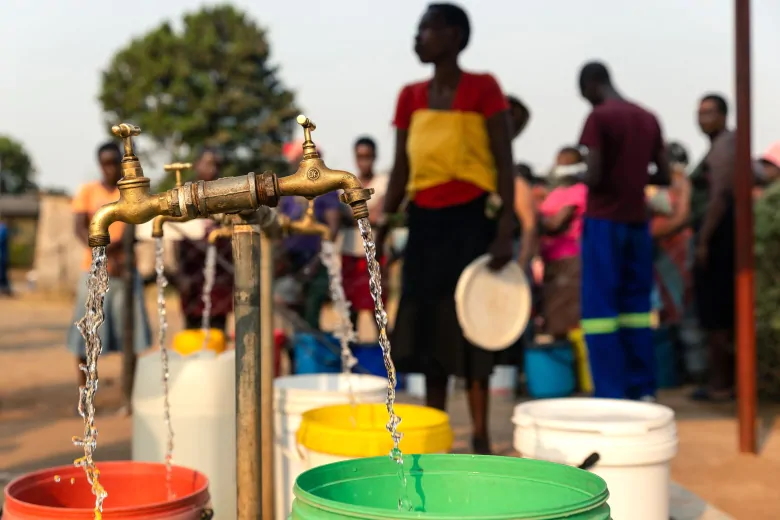 People in Harare, Zimbabwe queue to fill buckets with well water. Harare's sole waterworks had to suspend distribution on 23 September 2019 as it lacked the cash to buy imported water treatment chemicals. Photo: Jekesai Nijikizana / AFP / Getty Images