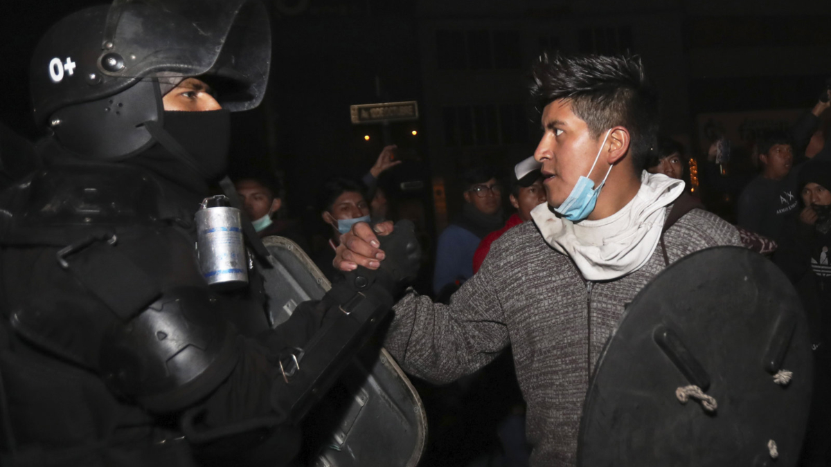 A protester shakes hands with a security officer in Quito, Ecuador, on Sunday, 13 October 2019, as they celebrate the government’s announcement that it has cancelled an austerity package and restored fuel subsidies. The package had triggered violent protests that paralyzed the economy and left seven people dead. Photo: Dolores Ochoa / AP