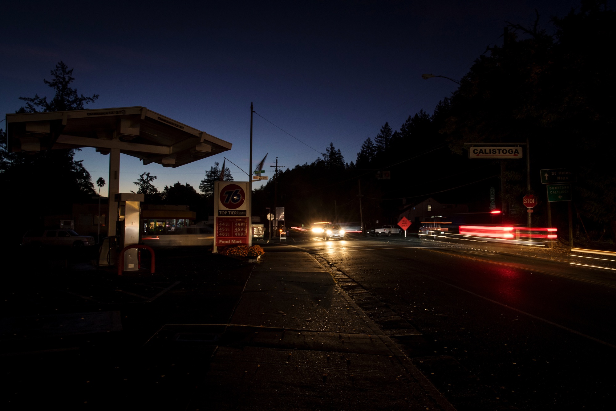 Traffic moves past a gas station during a blackout in Calistoga, California on 24 October 2019. Photo: David Paul Morris / Bloomberg