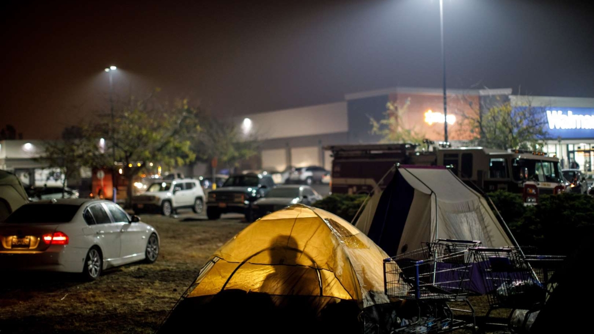 Evacuees from the Camp Fire have congregated in tents and in their vehicles as they seek shelter in a Walmart parking lot in Chico, California, on 13 November 2018. Photo: Marcus Yam / Los Angeles Times / TNS