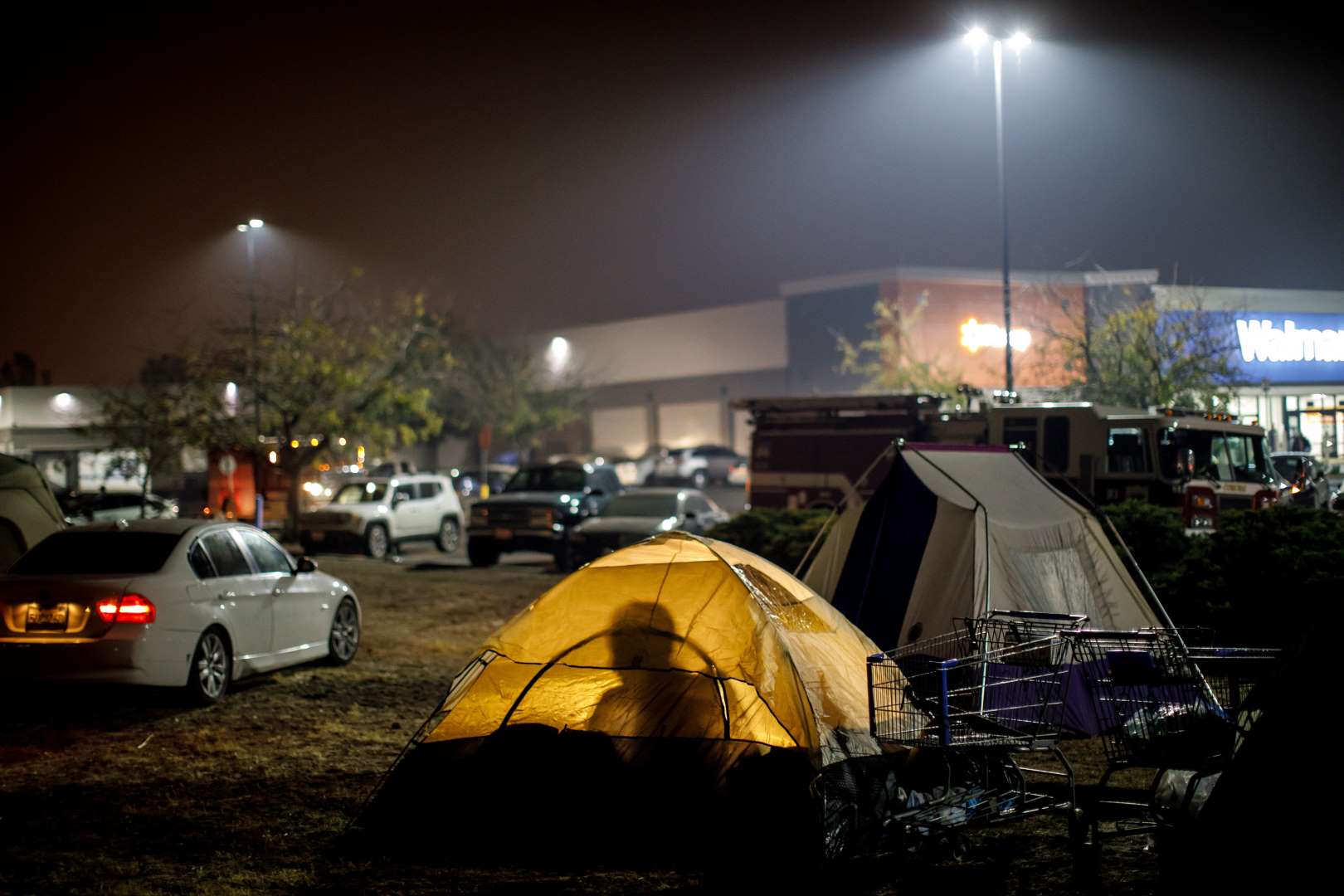 Evacuees from the Camp Fire have congregated in tents and in their vehicles as they seek shelter in a Walmart parking lot in Chico, California, on 13 November 2018. Photo: Marcus Yam / Los Angeles Times / TNS