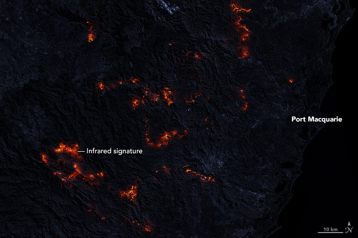 At 12:25 Universal Time (11:25 p.m. local time) on 17 November 2019, the Operational Land Imager on Landsat 8 acquired this nighttime image of fires raging near Port Macquarie, New South Wales. The image was made from a combination of shortwave and near-infrared data (bands 7-6-5) to reveal hot spots through the smoke and clouds. The infrared data is overlaid on a base map created with imagery from before the fires began. Photo: Joshua Stevens / NASA Earth Observatory