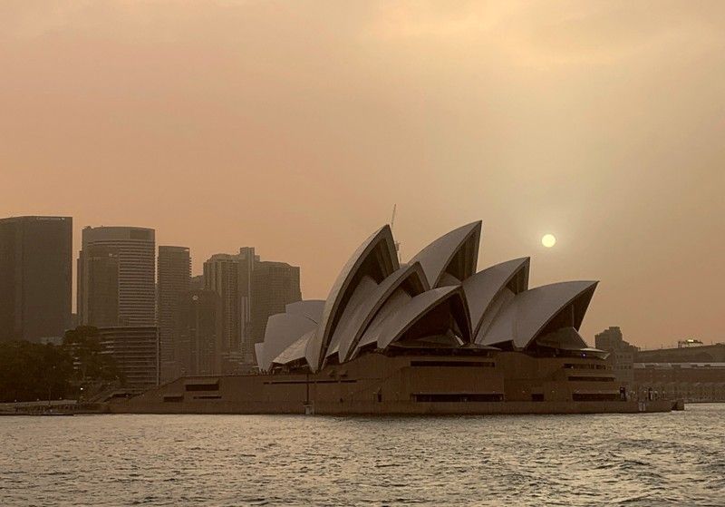 Smoke from bushfires shrouds the skyline in Sydney, Australia 12 November 2019. Photo: John Mair / REUTERS