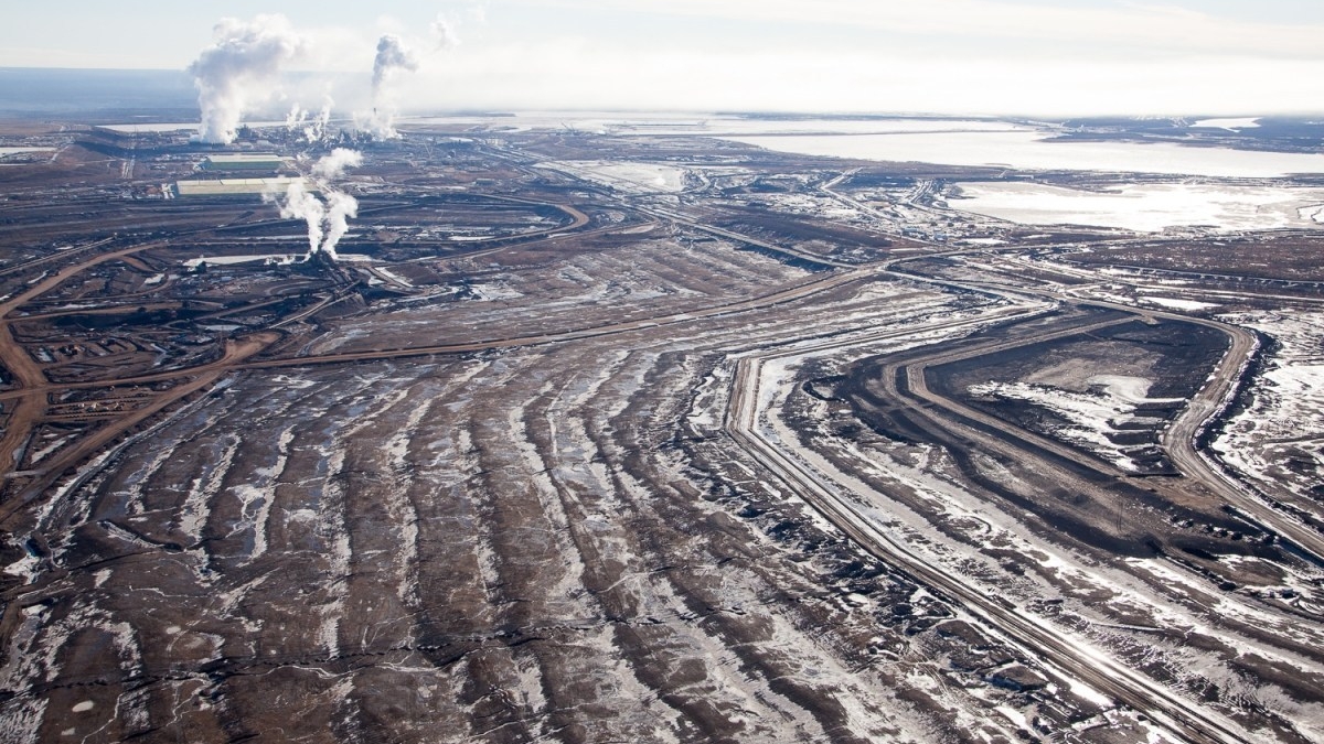 Aerial view of steam and smoke rising from the Syncrude Mildred Lake mining facility in 2014. Photo: Alex MacLean / climatestate.com