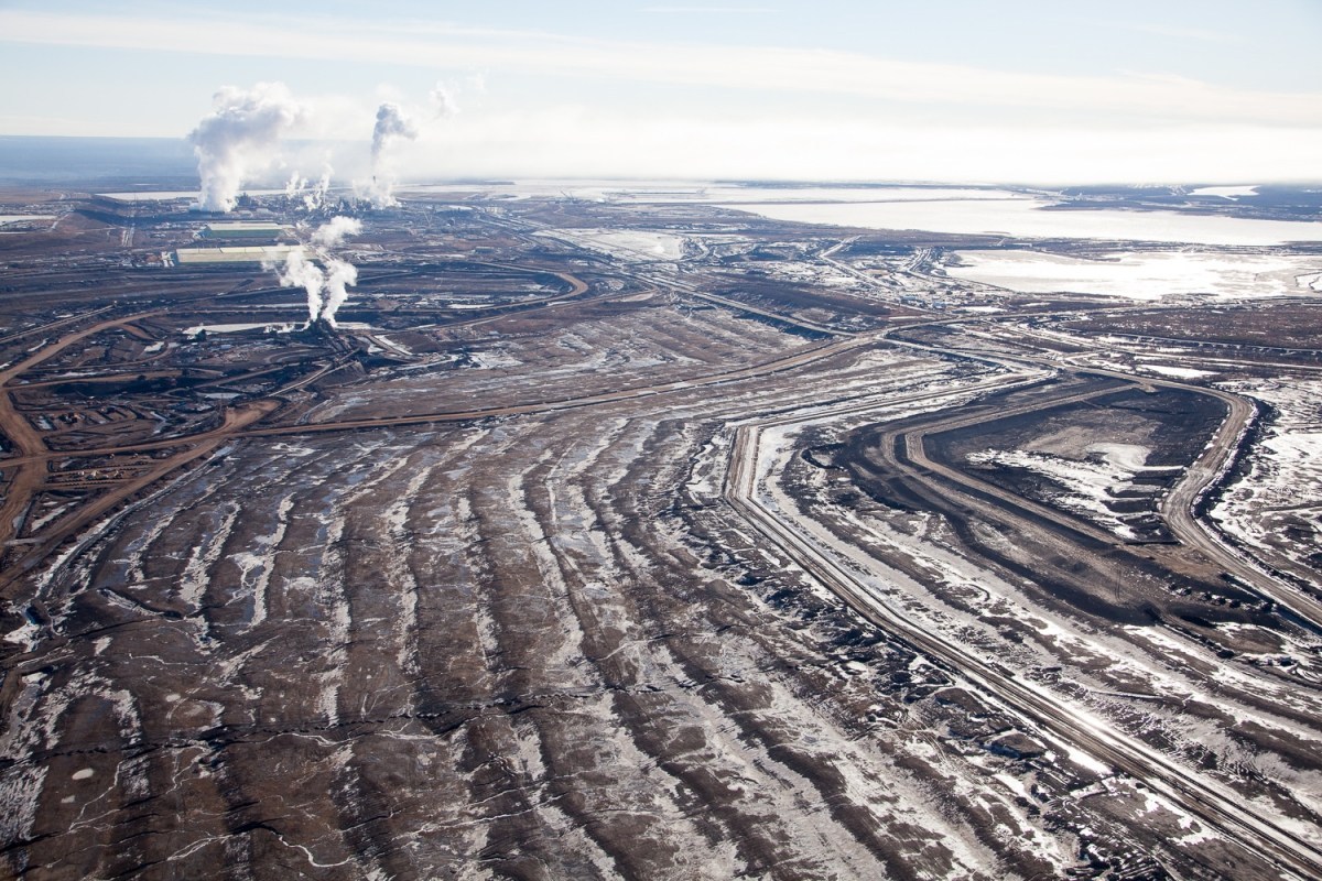 Aerial view of steam and smoke rising from the Syncrude Mildred Lake mining facility in 2014. Photo: Alex MacLean / climatestate.com