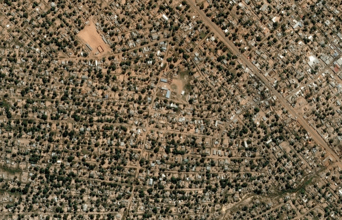 Aerial view of the Kasulo neighborhood of Kolwezi, DRC. In the first picture, taken May 2016, there are just residential houses. By May 2019, Congo DongFang International Mining (a subsidiary of chinese company Huayou Cobalt) have built a mining site, with a walled perimeter and processing buildings (in blue). The pink tarps cover tunnels used for mining. Photo: CNES / Airbus DS / Earthrise / The Guardian