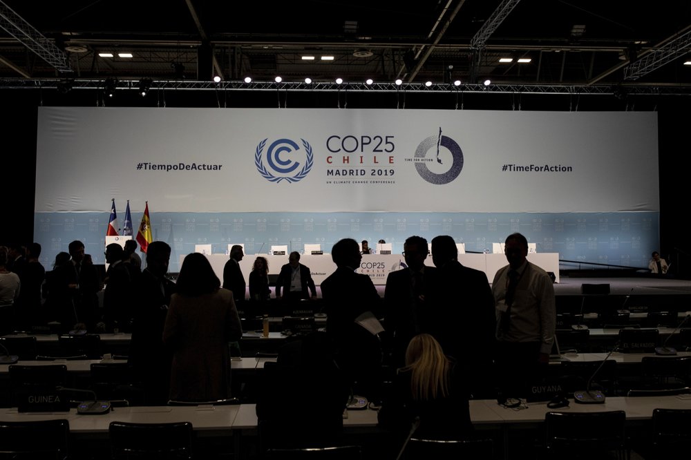 COP25 party members talk ahead of the closing plenary in Madrid, Sunday, 15 December 2019. Negotiators from almost 200 nations planned to gather for a final time at the U.N. climate meeting in Madrid early Sunday to pass declarations calling for greater ambition in cutting planet-heating greenhouse gases and in helping poor countries suffering the effects of climate change. But one of the key issues at the talks, an agreement on international carbon markets, eluded officials even after the Chilean chair extended Friday’s talks deadline to allow more time for negotiations. Photo: Bernat Armangue / AP Photo