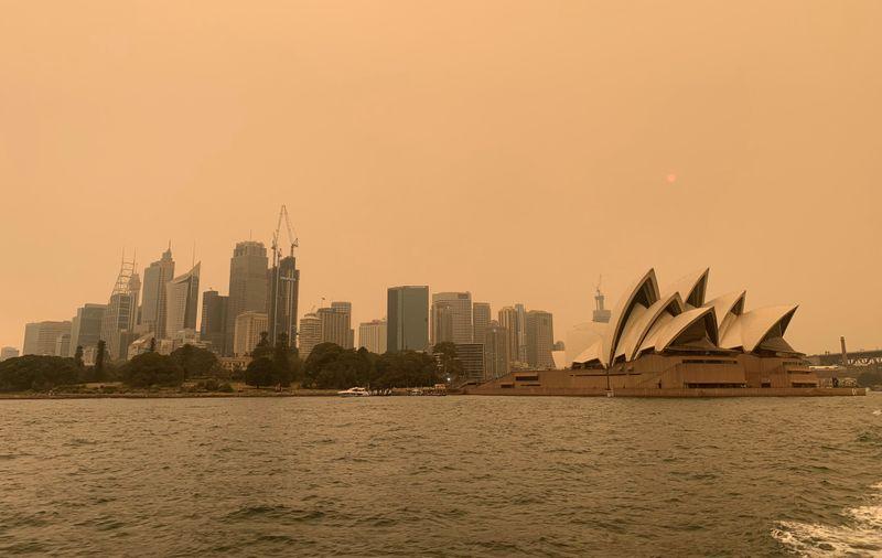 The haze from bushfires obscures the sun setting above the Sydney Opera House in Sydney, Australia, 6 December 2019. Photo: John Mair / REUTERS