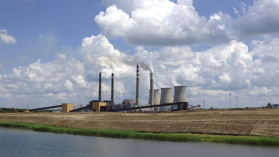 The Paradise Fossil Plant in Drakesboro, Kentucky. The Tennessee Valley Authority voted to retire the remaining coal-fired unit at the Paradise Fossil Plant along the Green River in Muhlenberg County, Kentucky on 14 February 2019. Photo: Dylan Lovan / AP Photo