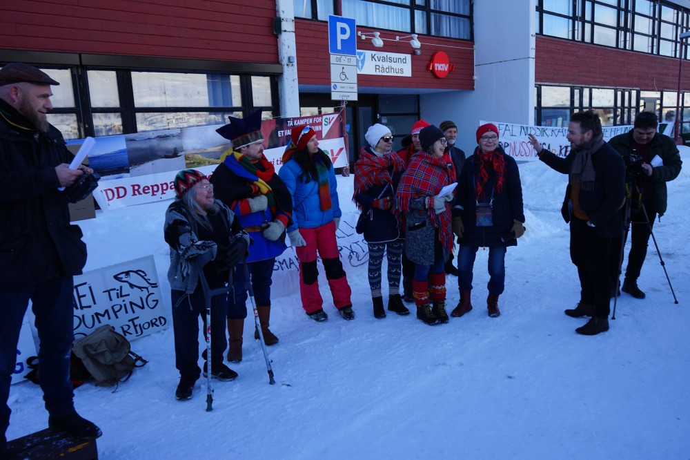 In northernmost Norway, the Repparfjord mining project has triggered controversies. These people protested when minister Torbjørn Røe Isaksen (to the right) visited Kvalsund municipality. Photo: Thomas Nilsen / The Barents Observer