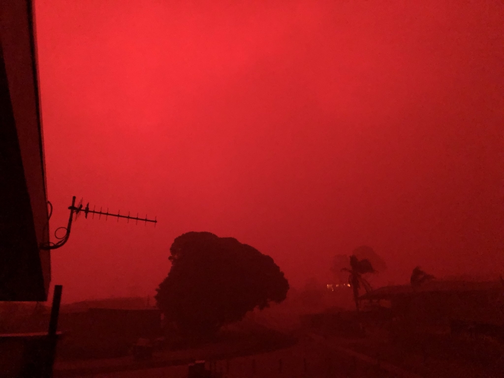 Red sky over Mallacoota, Victoria, Australia as bushfires drive residents to seek refuge on the beach, 30 December 2019. Photo: Peter Hoskin / bluesfestblues / Twitter