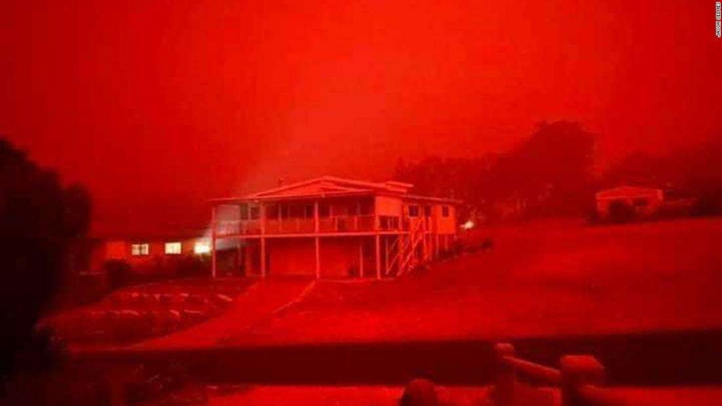 Red sky over Mallacoota, Victoria, Australia, caused by advancing bushfires. Jason Selmes evacuated his house to the beachfront of the town. He told CNN it is 10am local time on Tuesday, 31 December 2019, and it’s pitch black in the area. He also said there are six people with him. Photo: Jason Selmes