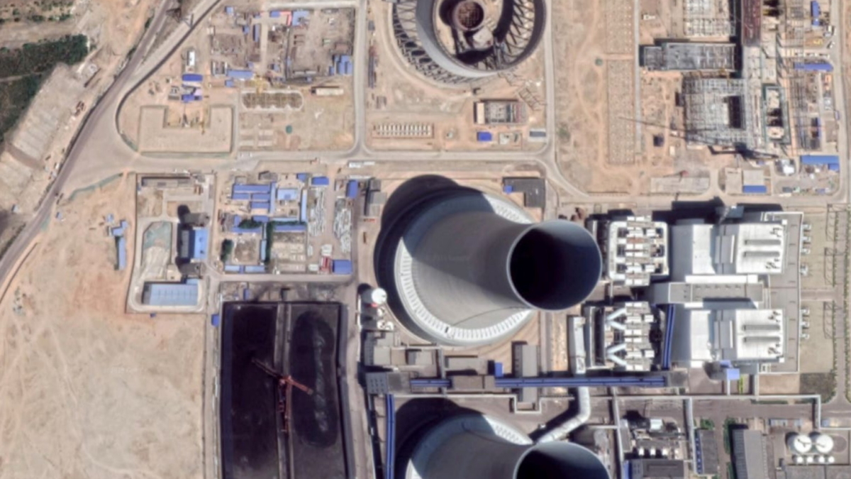 Satellite view of construction at the Shentou coal-fired power station in Shanxi, China. In July 2017, China’s National Energy Administration ordered the plant’s owners to stop construction of two 1,000 megawatt units at the plant; in September 2017 the order was changed to “postpone.” Construction on the two units officially resumed on 28 March 2019. Photo: Google