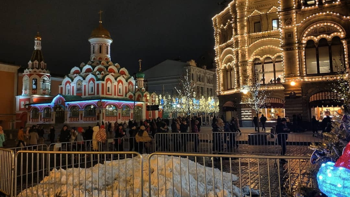 This is all the snow there is in Moscow on 28 December 2019. The snow was trucked in and is being guarded in the Red Square. Photo: mariksa_10 / Instagram