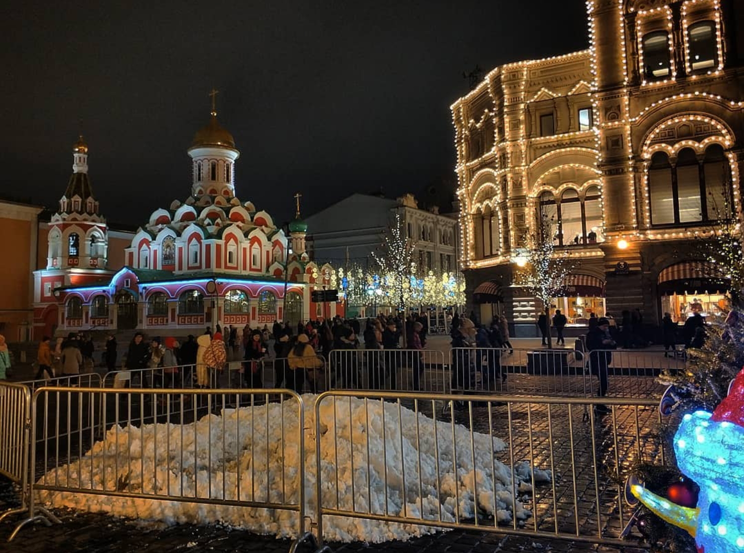 This is all the snow there is in Moscow on 28 December 2019. The snow was trucked in and is being guarded in the Red Square. Photo: mariksa_10 / Instagram